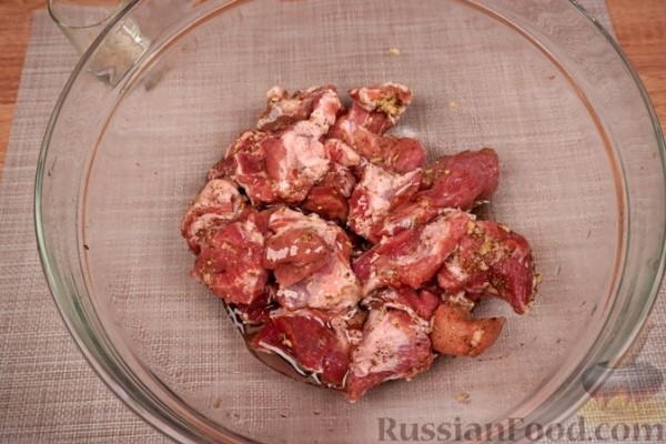 Свинина, тушенная с виноградом и вином