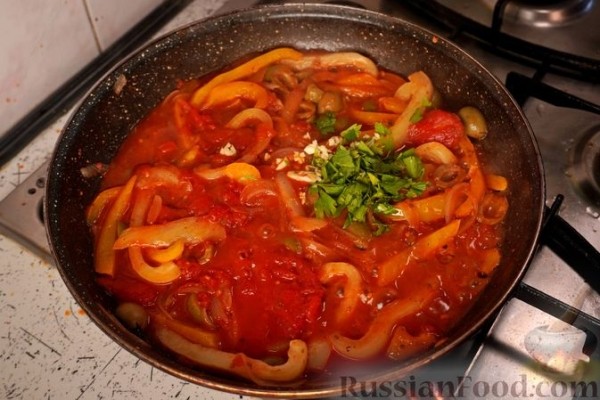 Шакшука с перцем, фетой и оливками