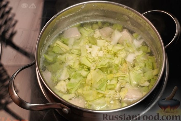 Красный борщ с кабачками и куриным филе