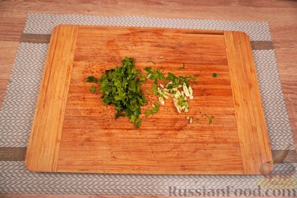 Шакшука с перцем, фетой и оливками