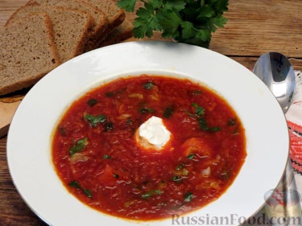 Красный борщ с индейкой, шпинатом и молодой капустой