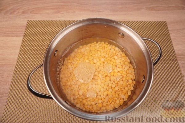 Гороховый суп с копчёными рёбрышками и беконом