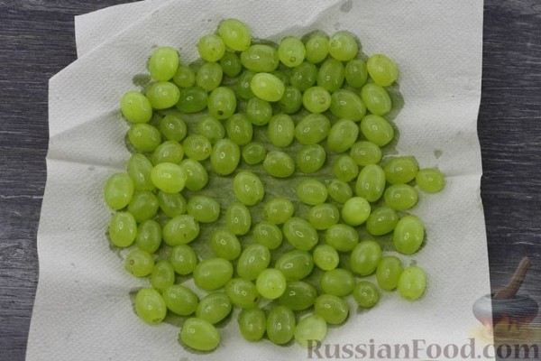 Шарлотка с виноградом