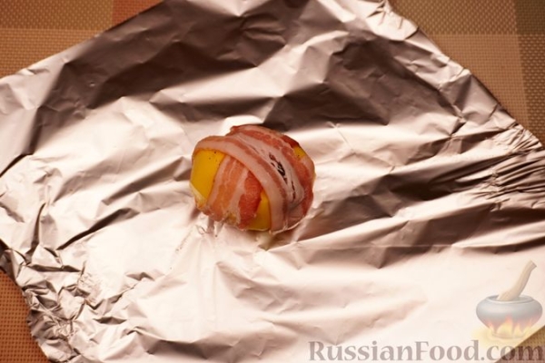 Картофель, фаршированный вялеными томатами, запечённый в беконе