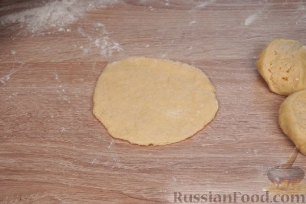 Бездрожжевые пирожки с картофелем, грибами и зеленью (в духовке)