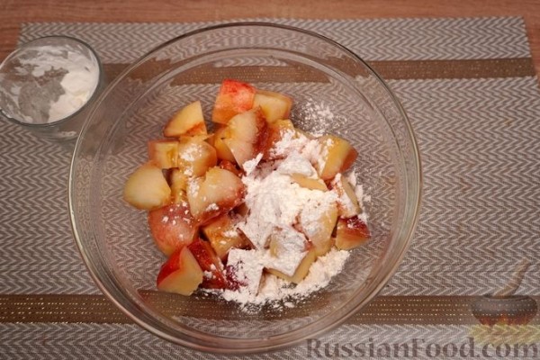 Дрожжевые булочки с персиками