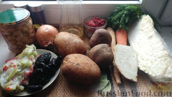 Постный борщ с пекинской капустой, фасолью и черносливом