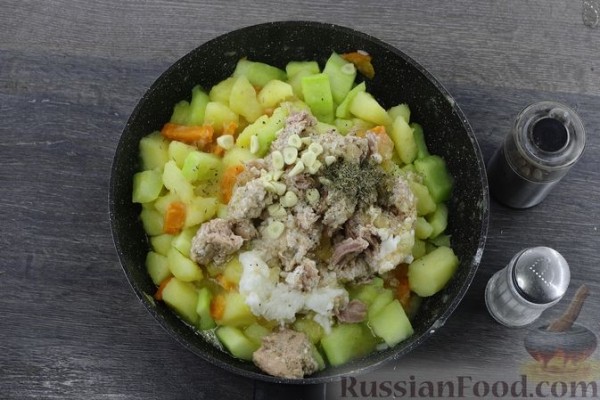 Картофельное рагу с кабачками и тушёнкой
