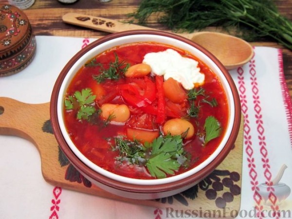 Украинский борщ с фасолью и свиными рёбрышками