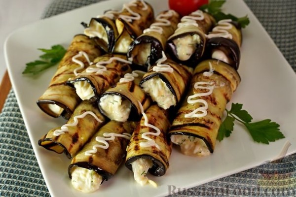Рулетики из баклажанов с яйцами и сыром