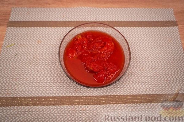 Шакшука с перцем, фетой и оливками
