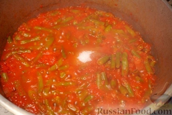 Летнее рагу из свежей стручковой фасоли с помидорами и луком