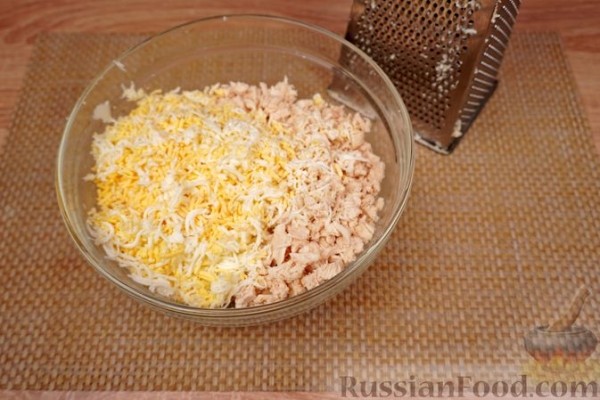 Закусочные слойки с курицей, яйцами и сыром