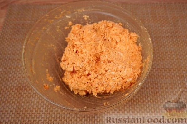 Закусочные слойки с курицей, яйцами и сыром