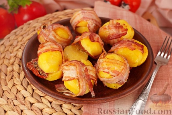 Картофель, фаршированный вялеными томатами, запечённый в беконе