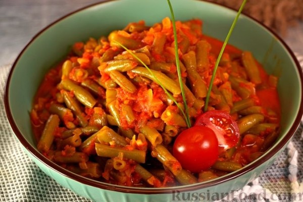 Летнее рагу из свежей стручковой фасоли с помидорами и луком