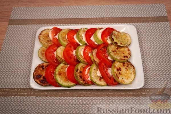 Кабачки по-молдавски с чесноком, помидорами и брынзой