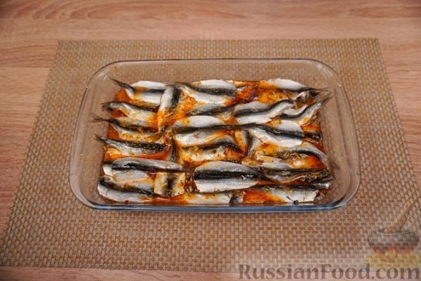 Брускетты с анчоусами в цитрусовом маринаде, фетой и оливками