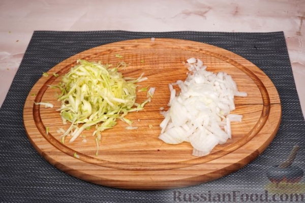 Фаршированные куриные окорочка с кабачком
