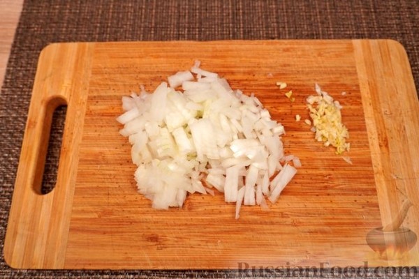 Летнее рагу из свежей стручковой фасоли с помидорами и луком