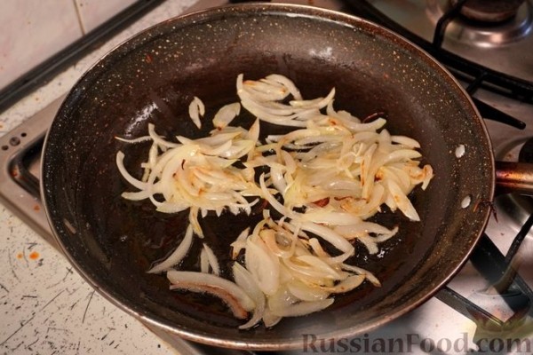 Шакшука с перцем, фетой и оливками