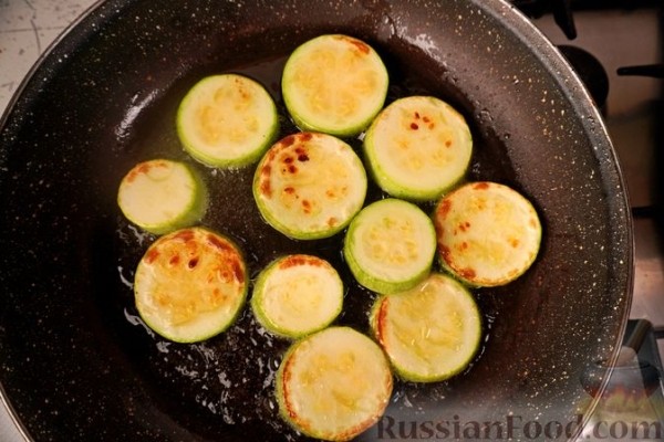 Кабачки по-молдавски с чесноком, помидорами и брынзой