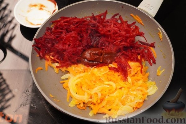 Красный борщ с кабачками и куриным филе