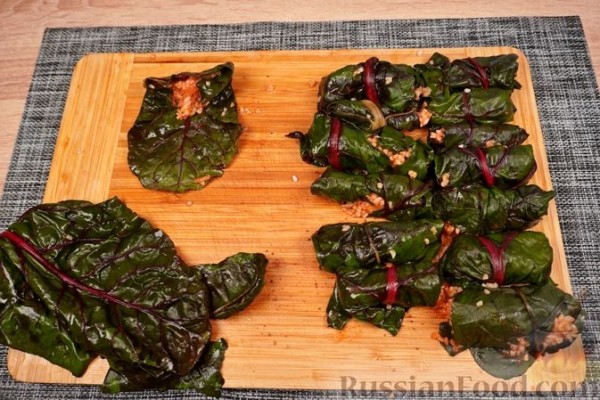 Сарма из свекольной ботвы с рисом и булгуром