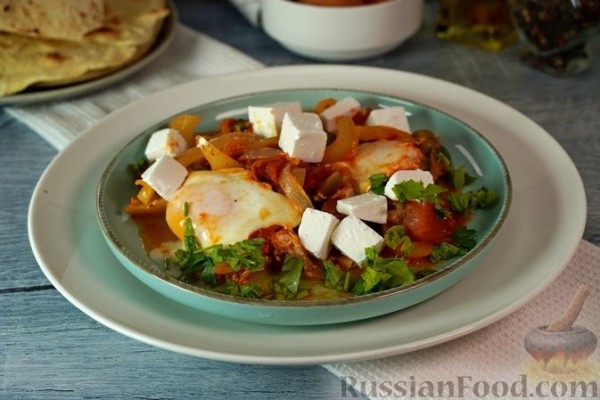 Шакшука с перцем, фетой и оливками