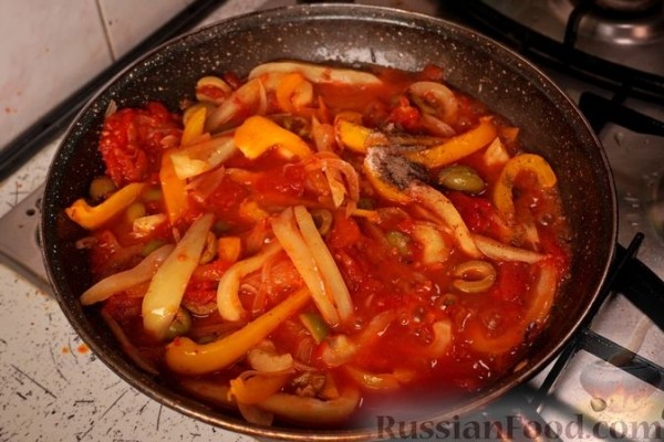 Шакшука с перцем, фетой и оливками