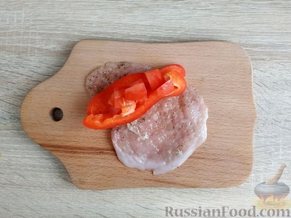 Куриные рулетики с болгарским перцем и помидорами, под сыром (в духовке)