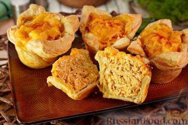 Закусочные слойки с курицей, яйцами и сыром