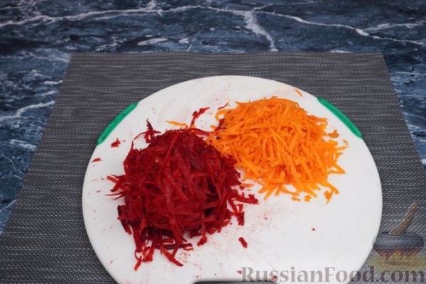 Красный борщ с кабачками и куриным филе