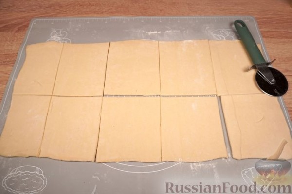 Закусочные слойки с курицей, яйцами и сыром