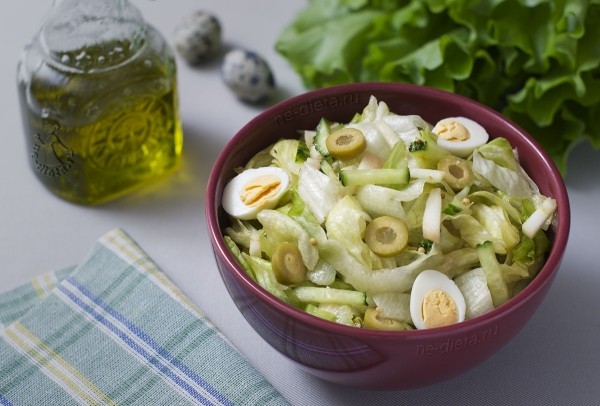 Салат айсберг с огурцами и яблоком
