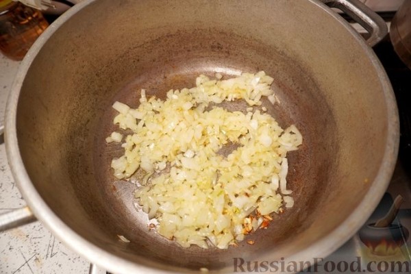 Летнее рагу из свежей стручковой фасоли с помидорами и луком