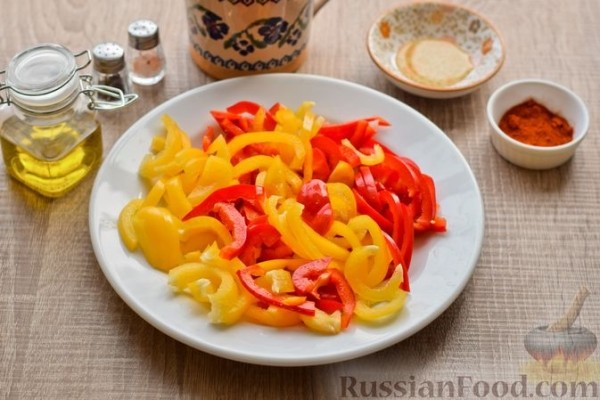 Рагу с болгарским перцем и сосисками в томатном соусе