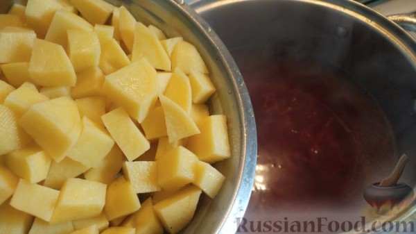 Постный борщ с пекинской капустой, фасолью и черносливом