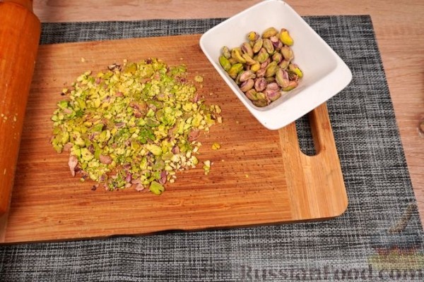 Кюнефе с фетой, фисташками и дынным сиропом