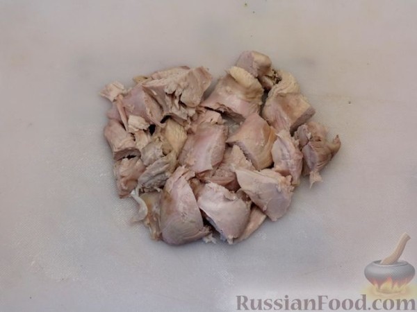 Красный борщ с индейкой, шпинатом и молодой капустой