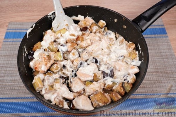Курица с баклажанами в сметане