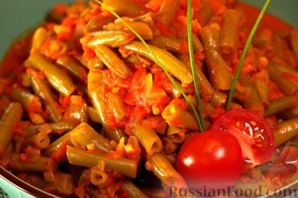 Летнее рагу из свежей стручковой фасоли с помидорами и луком