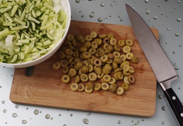 Салат айсберг с огурцами и яблоком