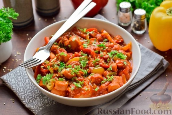 Рагу с болгарским перцем и сосисками в томатном соусе