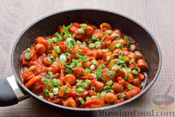 Рагу с болгарским перцем и сосисками в томатном соусе