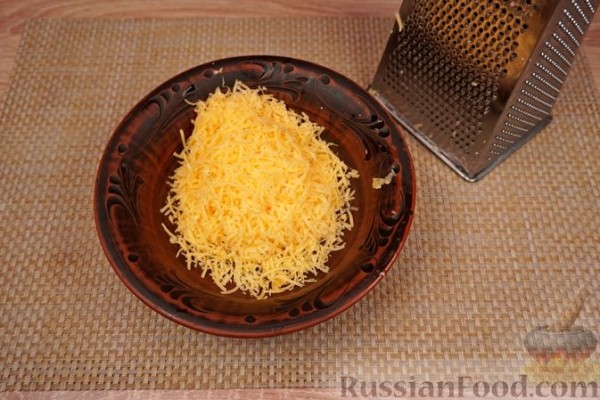 Закусочные слойки с курицей, яйцами и сыром