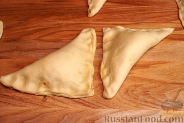 Пирожки-треугольники из рубленого теста на пиве, с курицей
