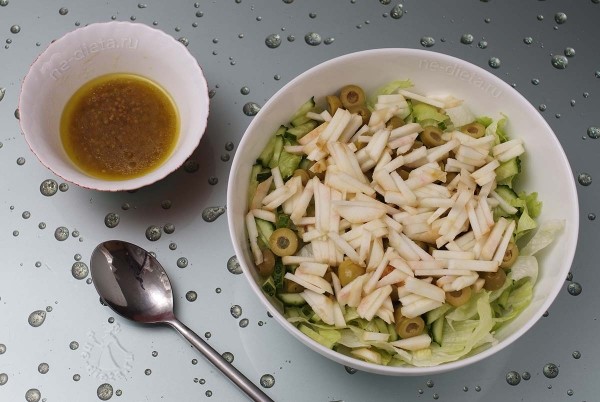 Салат айсберг с огурцами и яблоком