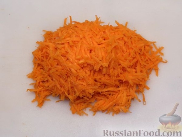 Красный борщ с индейкой, шпинатом и молодой капустой