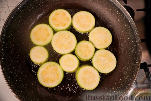Кабачки по-молдавски с чесноком, помидорами и брынзой